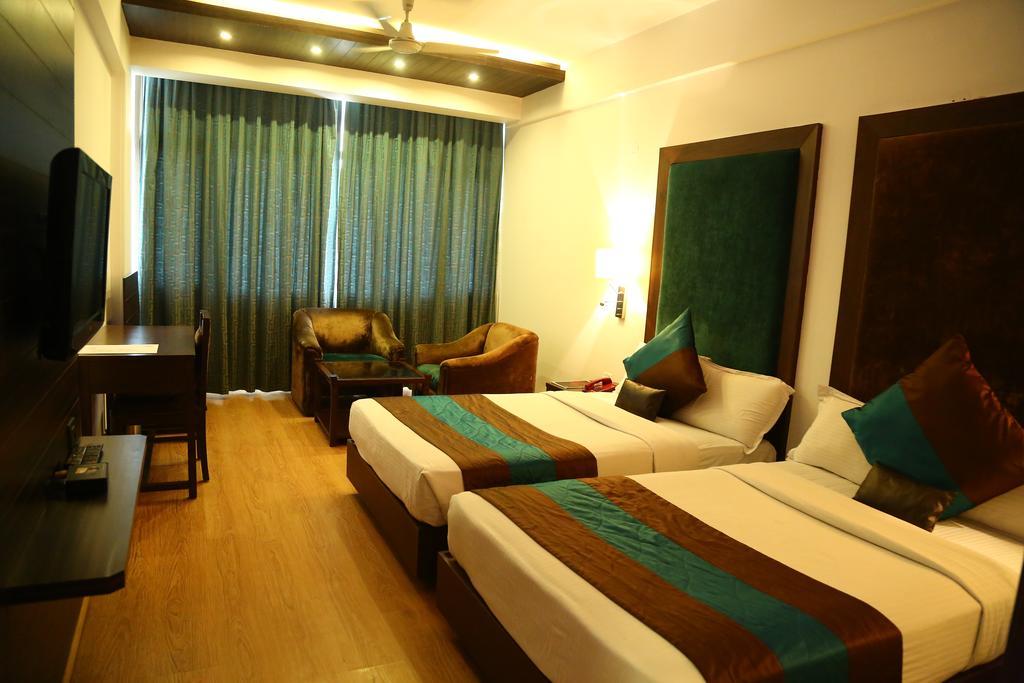 Hotel Park Grand Chandīgarh Eksteriør billede