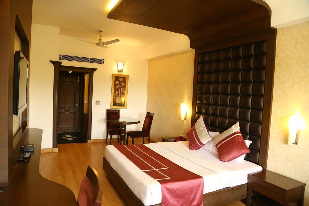 Hotel Park Grand Chandīgarh Eksteriør billede