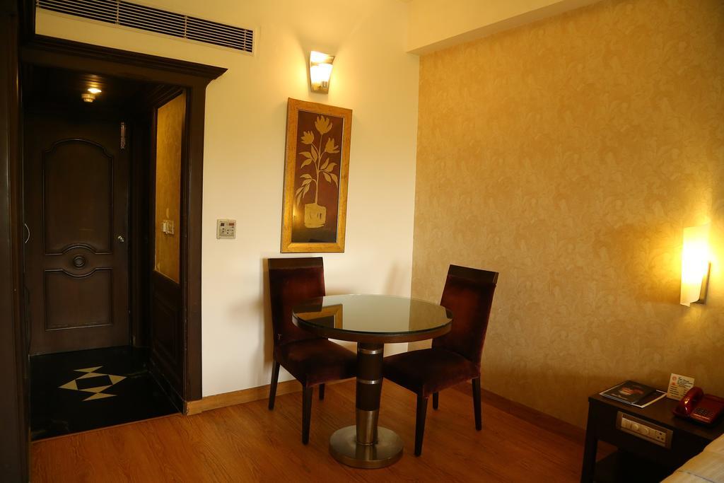 Hotel Park Grand Chandīgarh Eksteriør billede