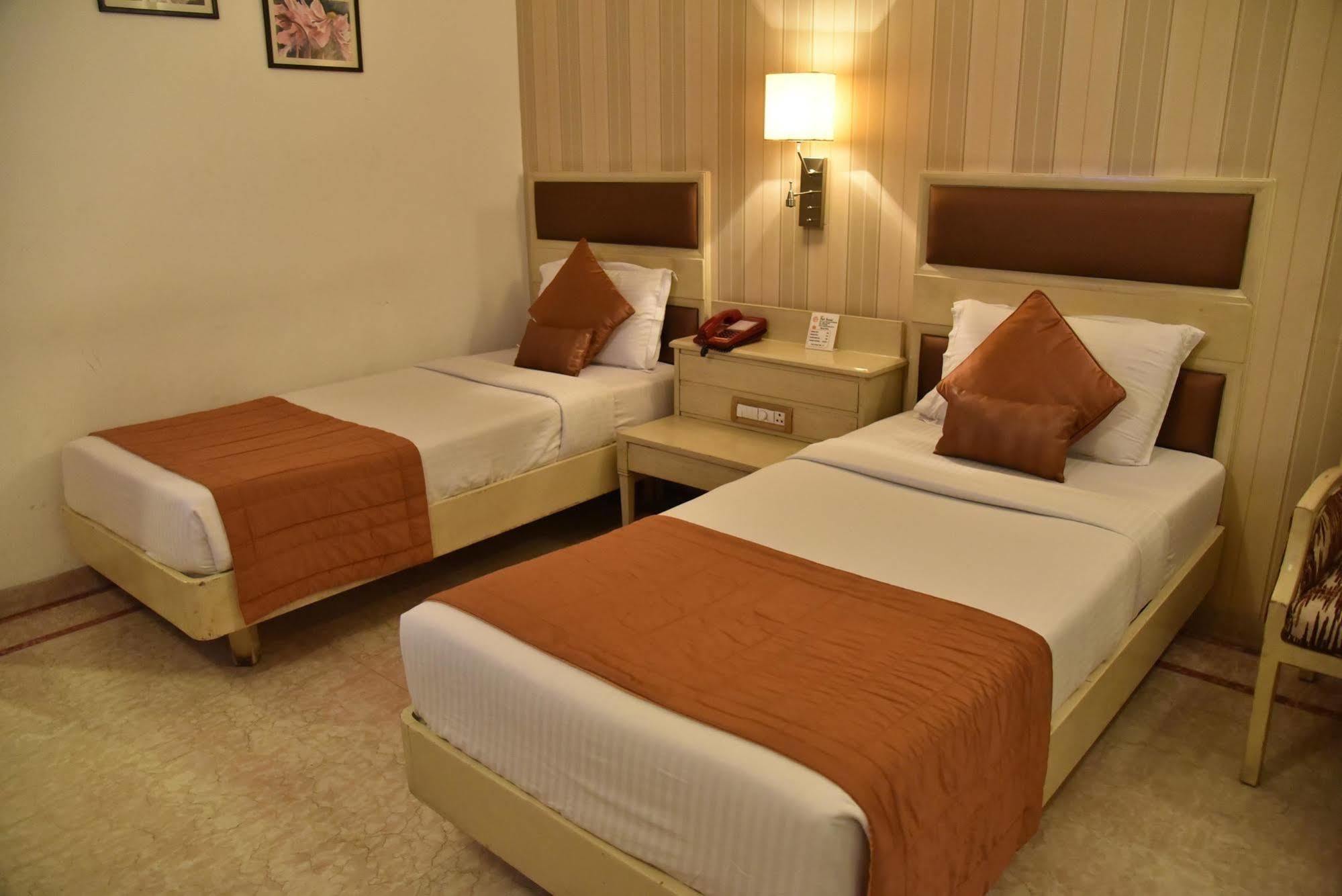 Hotel Park Grand Chandīgarh Eksteriør billede