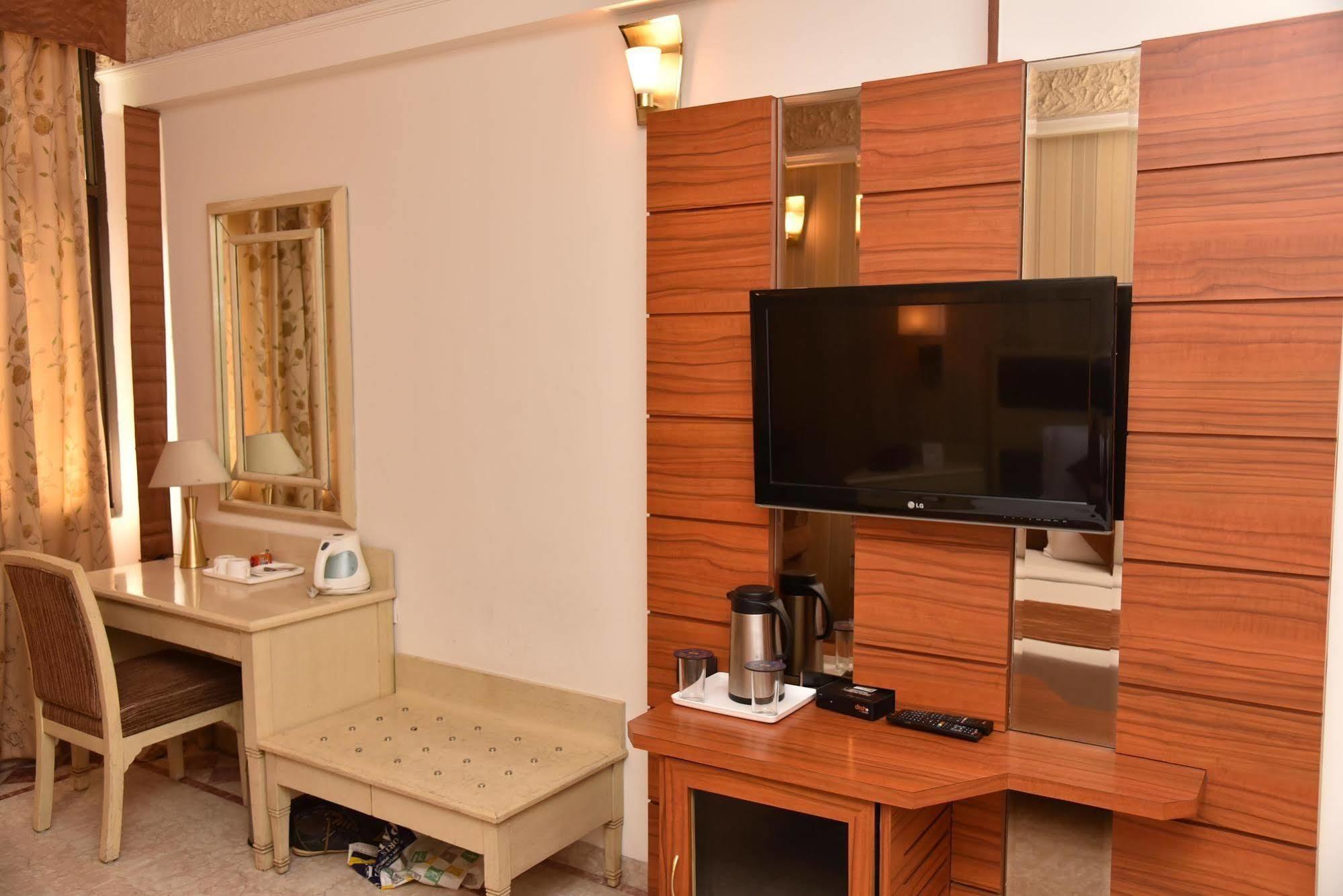 Hotel Park Grand Chandīgarh Eksteriør billede