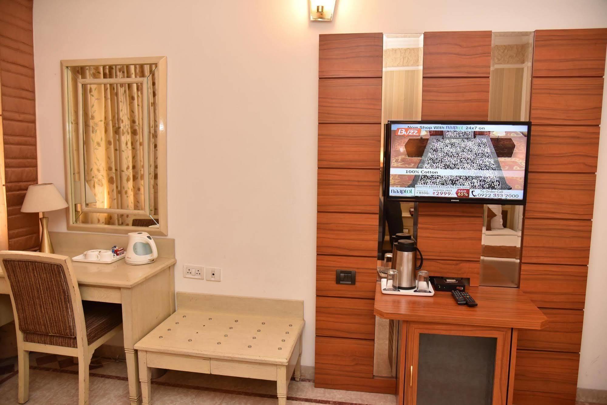 Hotel Park Grand Chandīgarh Eksteriør billede