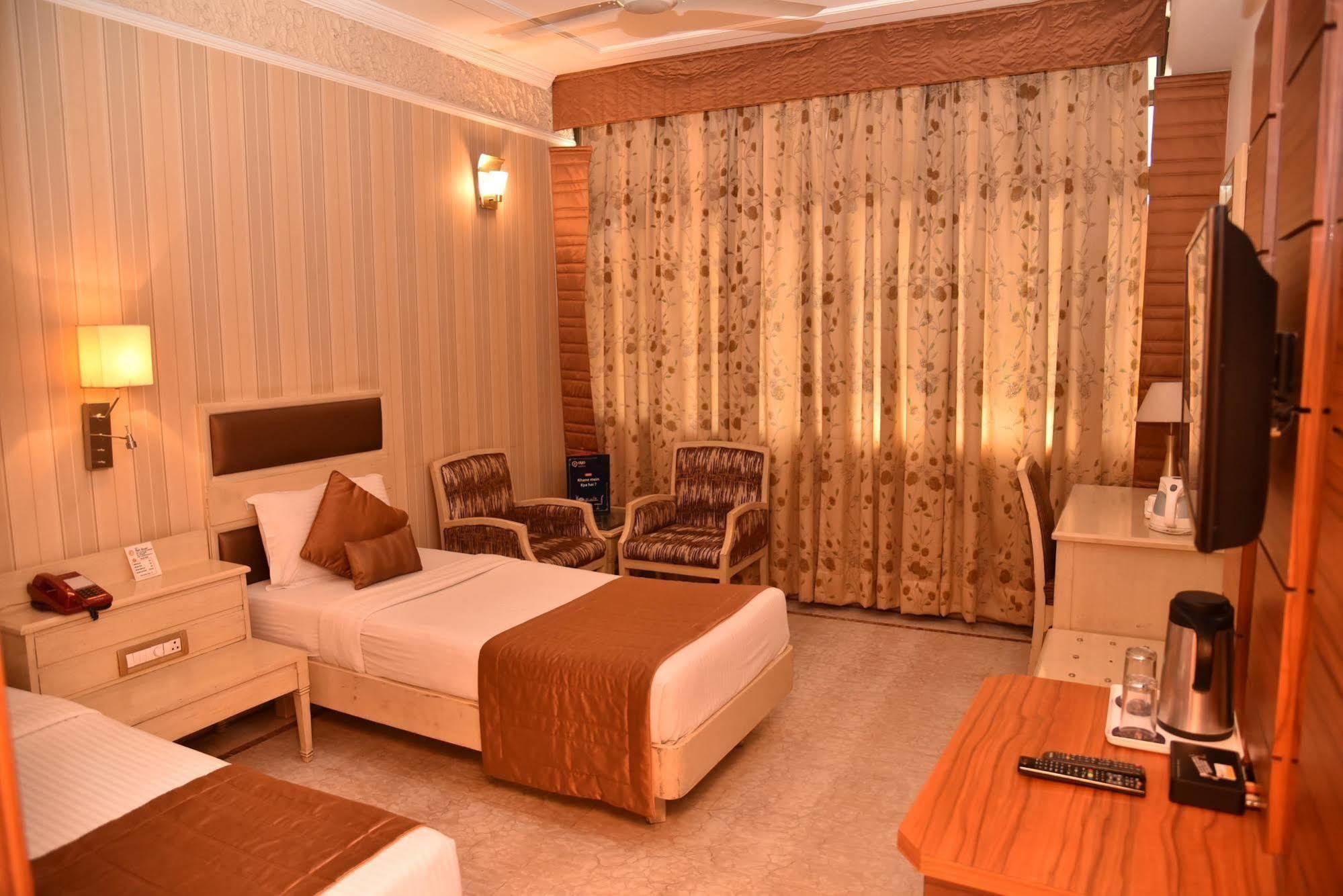 Hotel Park Grand Chandīgarh Eksteriør billede