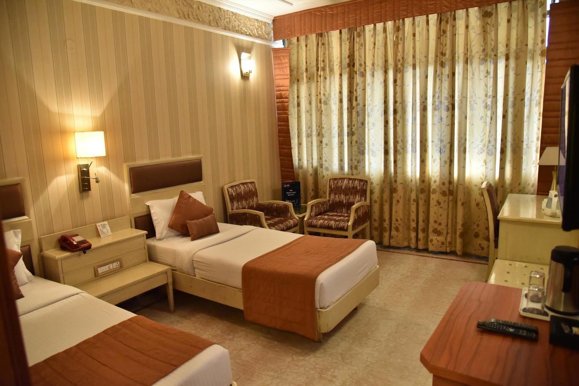 Hotel Park Grand Chandīgarh Eksteriør billede
