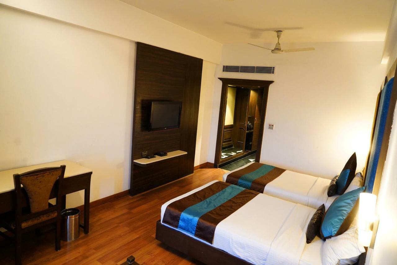Hotel Park Grand Chandīgarh Eksteriør billede